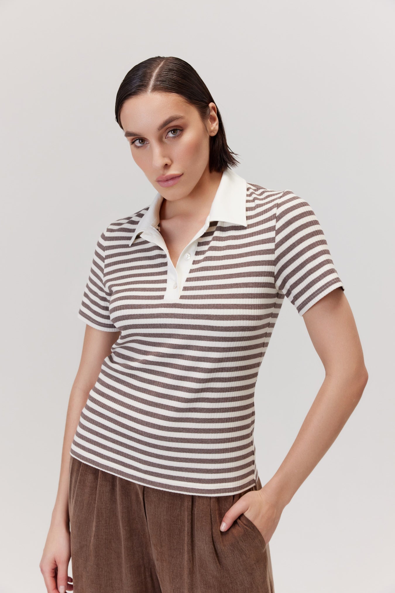 Polo marron Nees